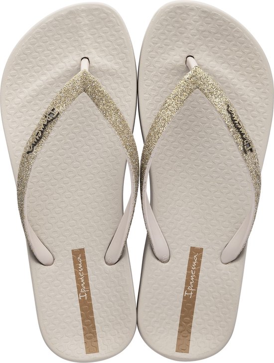 Lichtbeige Ipanema slippers met gouden glitterbandjes en subtiel patroon.