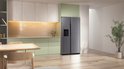 Moderne keuken met een zilverkleurige Amerikaanse Samsung koelkast met waterdispenser.