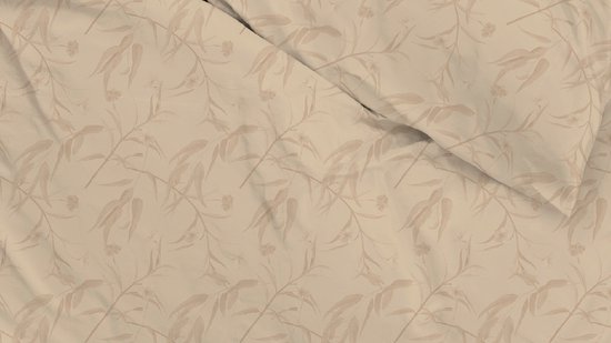 Detail van beige dekbedovertrek met een subtiel aquarel-achtig bladermotief.