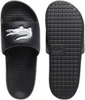 Zwarte Lacoste slippers met witte krokodil op de band en logo op de zool.