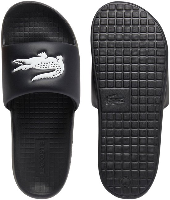 Zwarte Lacoste slippers met witte krokodil op de band en logo op de zool.