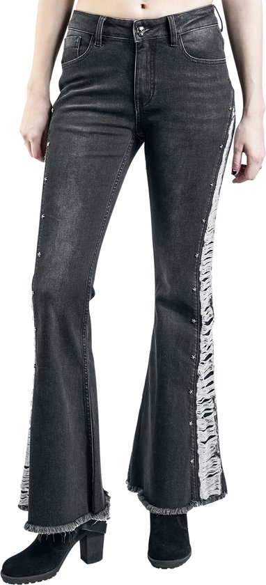 Model in donkergrijze bootcut jeans met ripped details, witte franjes en sterknopen aan de zijkant.