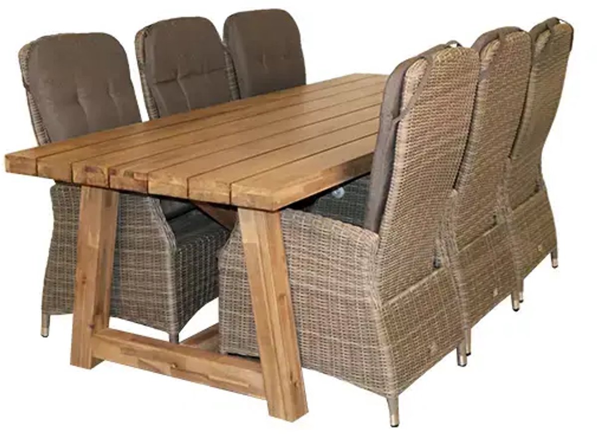 Moderne Mora Diningset met Buitengewoon Boet design in tuinomgeving.