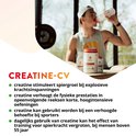 Jonge man met pet en tanktop drinkt uit een flesje, met potjes met Vitals creatine op de voorgrond.