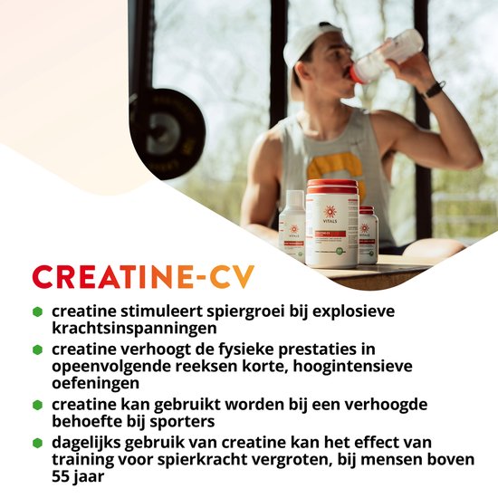 Jonge man met pet en tanktop drinkt uit een flesje, met potjes met Vitals creatine op de voorgrond.