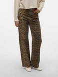 Model in beige trui en broek met luipaardprint, zijaanzicht.