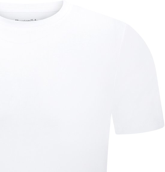 Wit t-shirt met ronde hals, detail van de schouder.