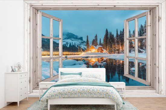 Behang - Fotobehang Doorkijk - Winterlandschap - Natuur - Huis - Bergen - Breedte 525 cm x hoogte 350 cm