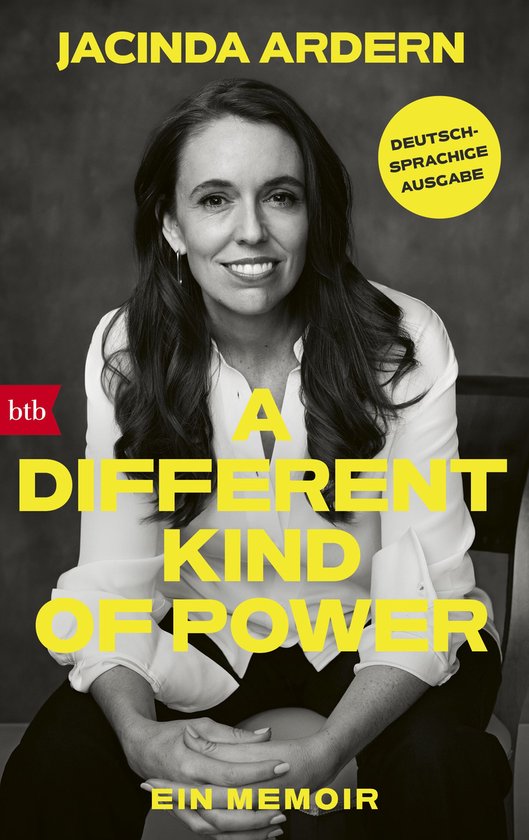 Jacinda Ardern op de cover van "A Different Kind of Power - Ein Memoir". Ze draagt een witte blouse.