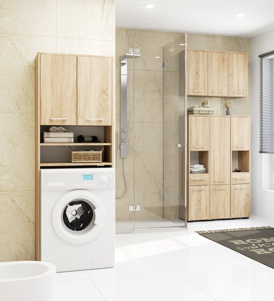 Badkamer met houten kolomkast, wasmachine, douchecabine, wastafelmeubel en spiegel.