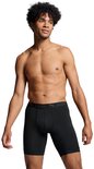 Man, van voren, draagt zwarte boxer briefs met Puma-logo op de tailleband. Zijn lichaam is zichtbaar vanaf de borst.