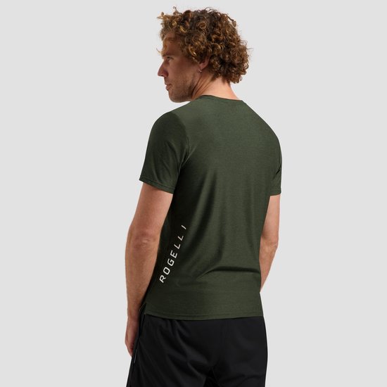 Man van achteren gezien in een donkergroen sportshirt met korte mouwen. Het logo 'ROGELLI' staat in witte letters op de linker zijkant.