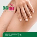 Close-up van een schone, gave huid met de Sebamed logo's en tekst.