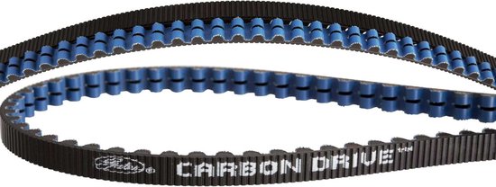 Zwarte Gates Carbon Drive tandriem met blauwe tandjes en witte "CARBON DRIVE" opdruk.