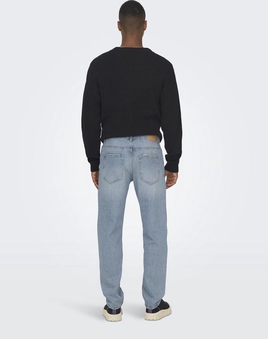 Achterkant van een man met een trui en lichtblauwe jeans, rechte pasvorm, normale taille.