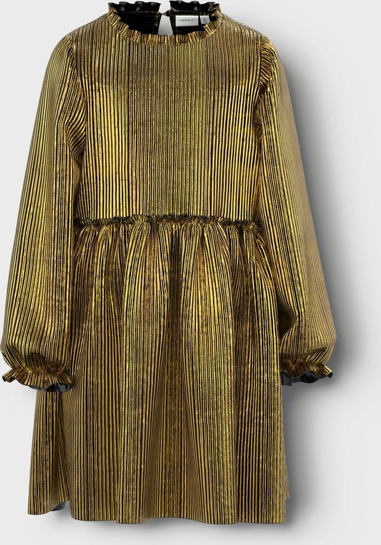 Gouden jurk met verticale ribbels, lange pofmouwen, ruches bij de hals en taille.