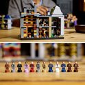 Gedetailleerd interieur van een LEGO-huis en een rij LEGO-figuren met verschillende kleding.
