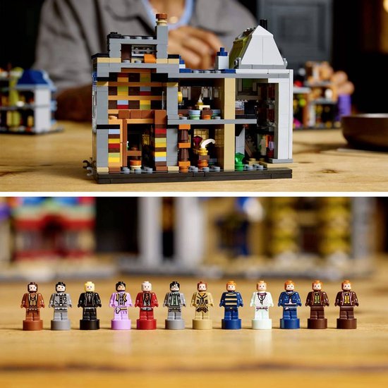 Gedetailleerd interieur van een LEGO-huis en een rij LEGO-figuren met verschillende kleding.