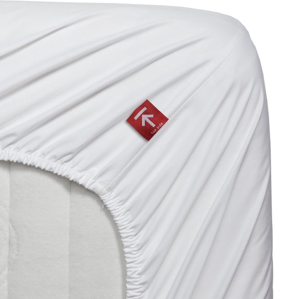 Wit hoeslaken met een rode label met het logo van 'Top-Slaap'.