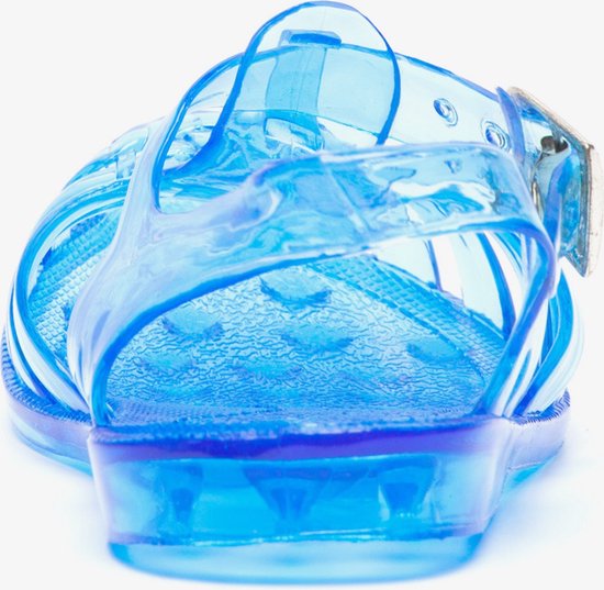 Achterzijaanzicht van een transparante blauwe waterschoen met gesp.