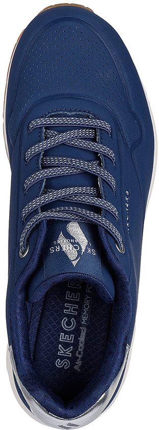 Bovenaanzicht van de Skechers sneaker, tonend de vetersluiting en het 'Air-Cooled Memory Foam' voetbed.