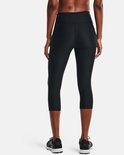 Zicht op de achterkant van een zwarte capri sportbroek met wit logo op de kuit.