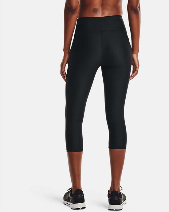 Zicht op de achterkant van een zwarte capri sportbroek met wit logo op de kuit.