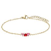 Gouden armband met drie hartvormige zirkonia steentjes in rood en roze.
