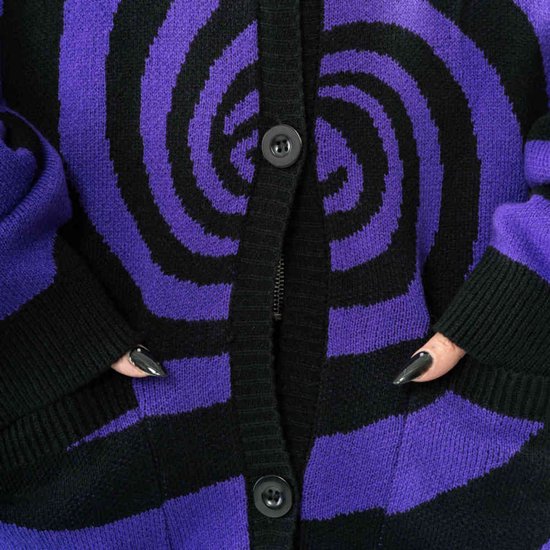 Sluiting van paarse en zwarte spiraal cardigan met knopen.