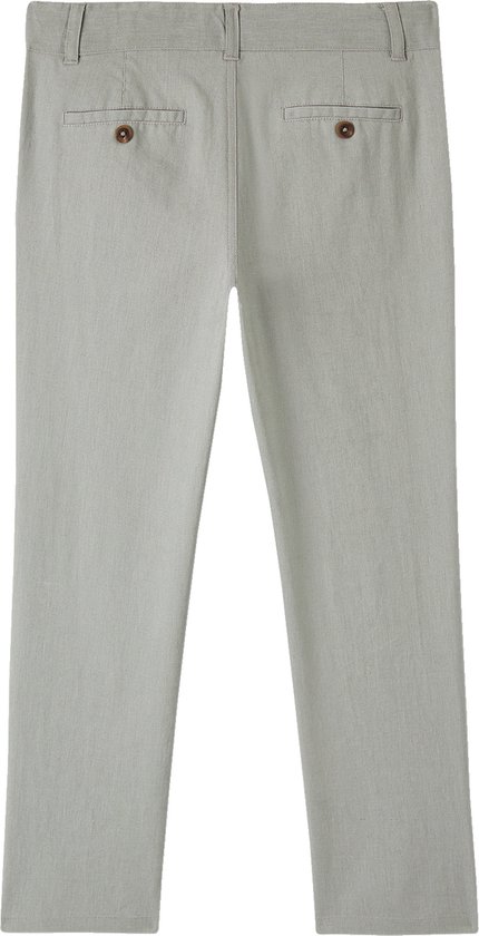 Achterkant van een lichtgroene broek met twee knopenzakken.