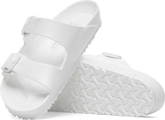 Witte Birkenstock Arizona EVA slippers, details van profielzool.