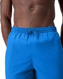 Détail de la ceinture d'un short de bain bleu avec cordon.