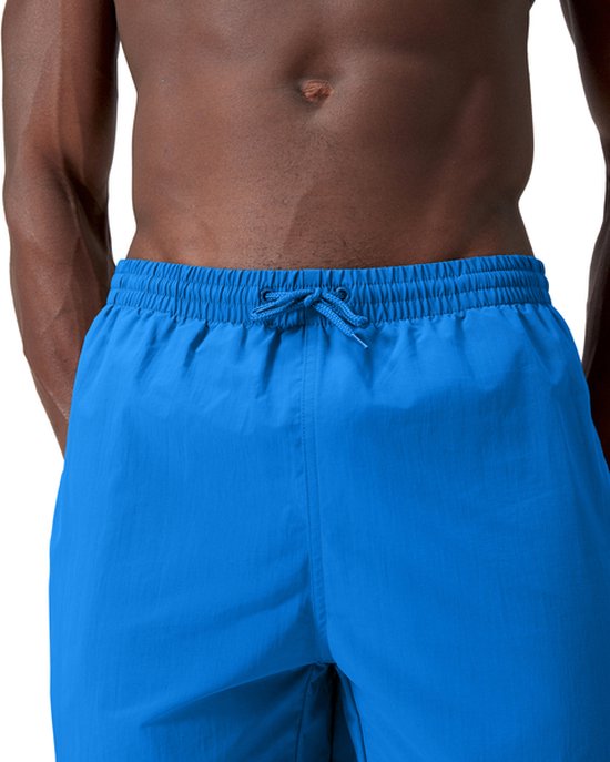 Détail de la ceinture d'un short de bain bleu avec cordon.