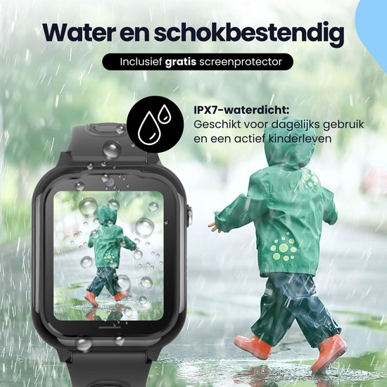Zwarte smartwatch onder water met regen druppels. Een kind in regenjas met laarzen.