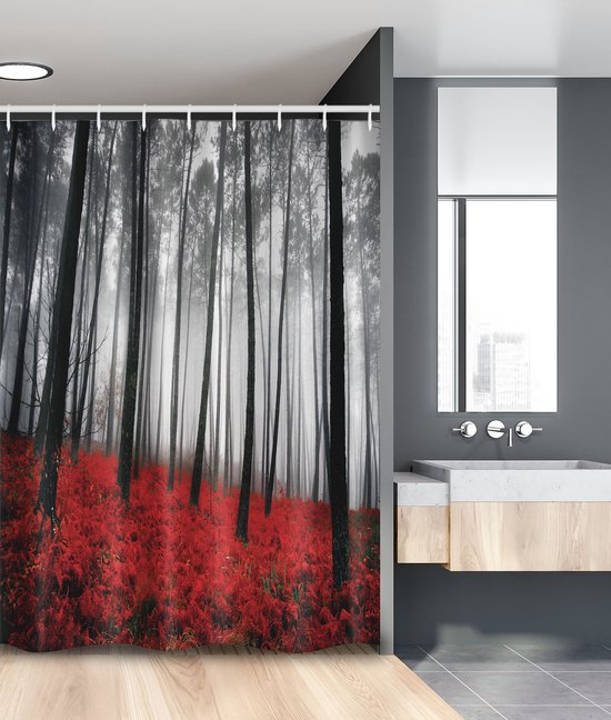 Rideau de douche avec un paysage forestier mystique, fougères rouges au premier plan, brouillard gris.