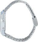 Zijkant profiel van een zilverkleurig Casio horloge met metalen band, tegen een witte achtergrond.