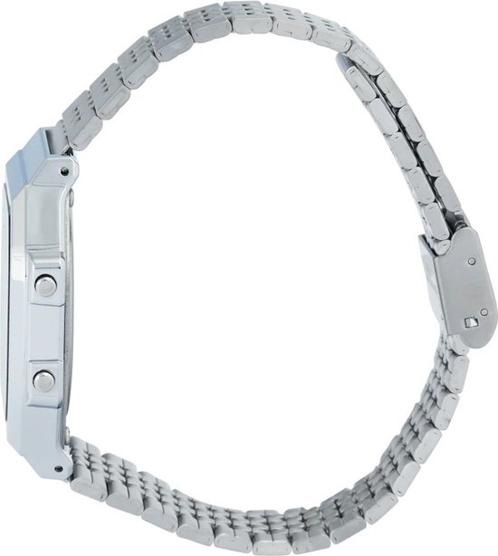 Zijkant profiel van een zilverkleurig Casio horloge met metalen band, tegen een witte achtergrond.