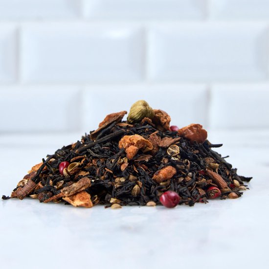 Losse thee van Citea met stukjes appel, kaneel, sinaasappelschil, koriander, kardemom, nootmuskaat en roze peper.