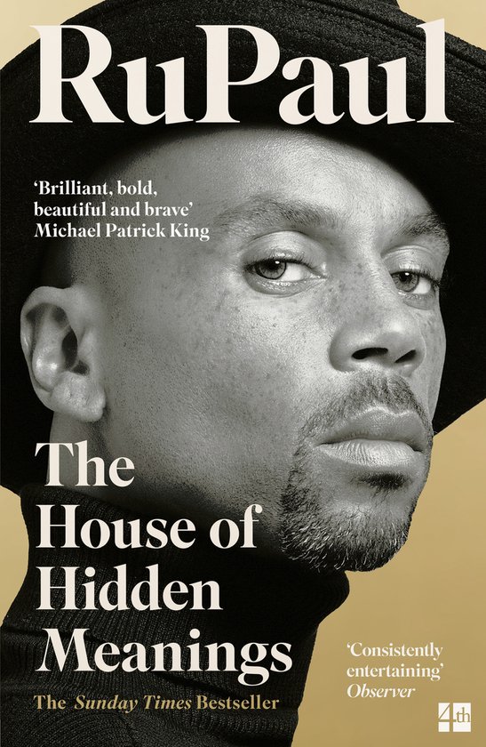 RuPaul draagt een zwarte coltrui en hoed op de cover van 'The House of Hidden Meanings'.