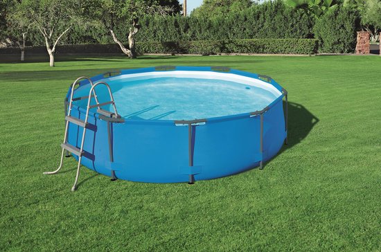 Een leeg, rond, blauw zwembad met een grijze ladder, staand op een groen gazon.