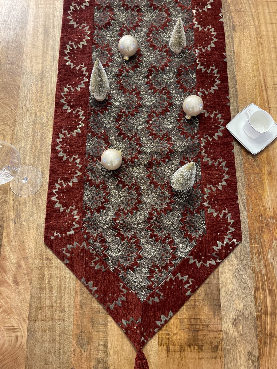 Home Trend - Kerst Tafelloper - Klassiek - 50x260 cm - Rood - Goud - Zilver - Geweven meubelstof - Afwasbaar