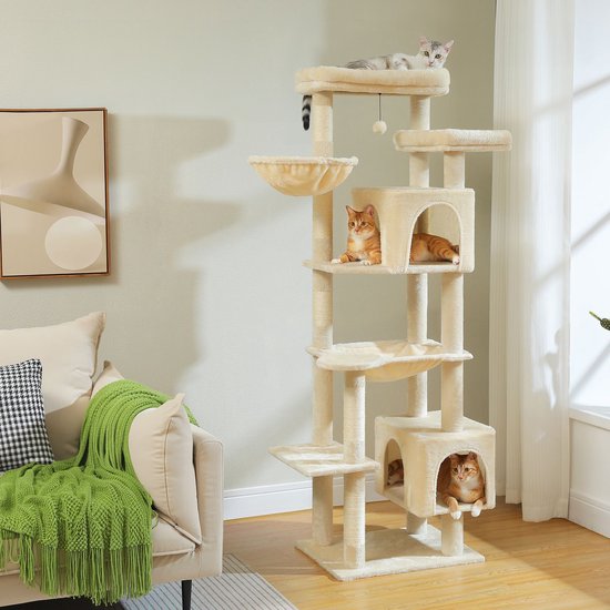Hoge beige kattentoren met meerdere niveaus, zitplaatsen en een cave. Een zittende oranje kat, een liggende gestreepte kat en een grijze kat erop.