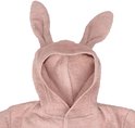 Peignoir rose avec capuche et oreilles de lapin.