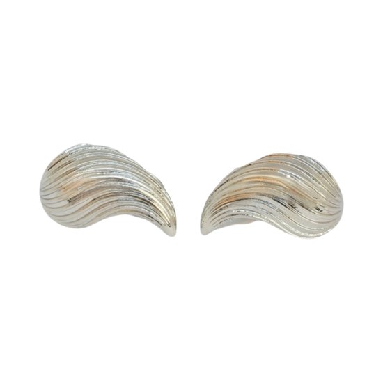 Twee zilverkleurige, gedraaide oorbellen.