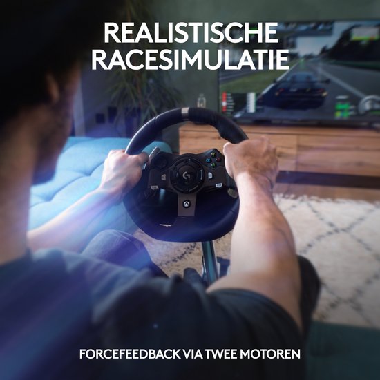 Man zit op een bank en speelt racegame op een racestuur met force feedback via twee motoren.