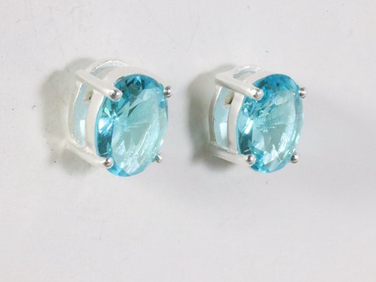 Zilveren oorstekers met blauwe topaas