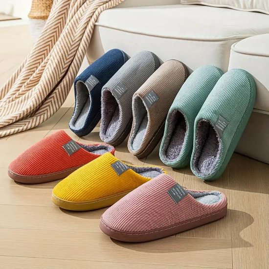 Six paires de pantoufles de différentes couleurs : rouge, jaune, rose, marron, gris, bleu et vert.