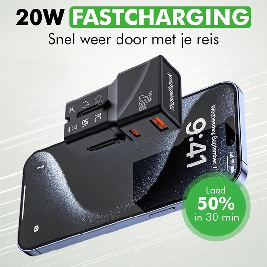 Zwarte Travelhawk 20W snellader, aangesloten op een iPhone. De stekker laadt 50% op in 30 minuten.