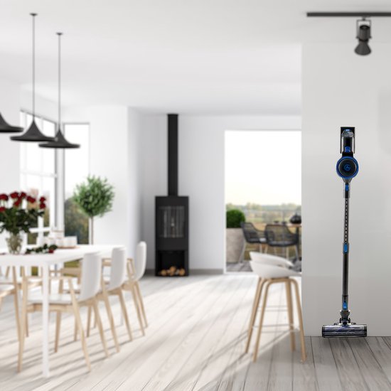 Zwarte en blauwe AG steelstofzuiger opgeladen aan de muur in een moderne eetkamer.