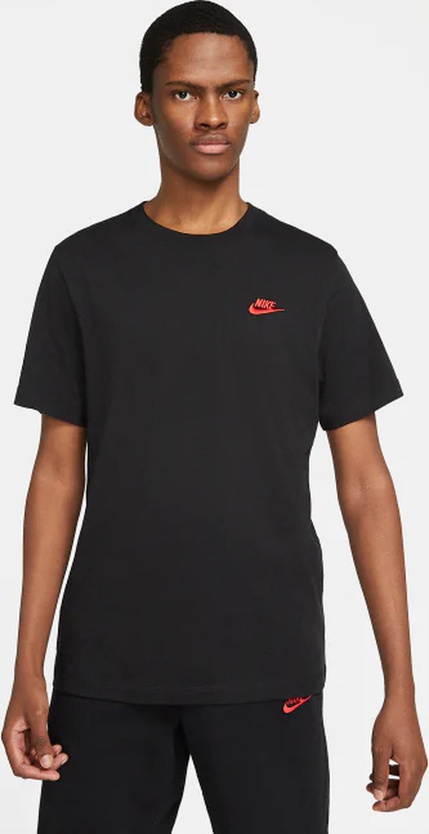 Nike Essential Embroidered T-shirt Standard Fit Zwart